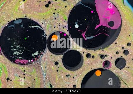 Heller und farbenfroher abstrakter Hintergrund aus Acrylfarben und Ölmix, Makroblase-Fotografie für Wandkunst Acrylfarbe und Ölmischung. Stockfoto