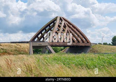 Krúsrak ist die erste Brücke der beiden Holzbrücken bei Sneek in Friesland, Niederlande, und wurde im November 2008 in Betrieb genommen Stockfoto