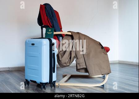 Übersetzung: "Militärische ID". Reisetasche mit Armeedokument für Anfänger, Veteran, Soldat steht neben dem Stuhl mit Mantel Stockfoto