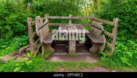Alte Holztische und Sitzbänke auf dem Land Stockfoto