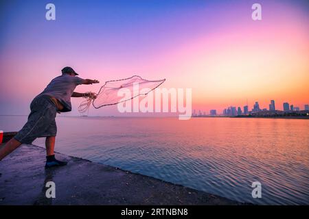 Kuwait-Stadt 01112022: Skyline von Kuwait mit dem bekanntesten Wahrzeichen und Angelmöglichkeit von der Strandbrücke Stockfoto