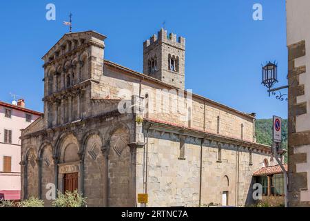 Die antike monumentale Kirche Pieve di Santa Maria Assunta im historischen Zentrum der Villa Basilica, Lucca, Italien Stockfoto