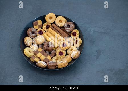 Weihnachten / Diwali Petitfour Blechdose Kekse und Kekse Sortiment. Cookie Box Für Feiertage. Verschiedene hausgemachte Weihnachtskekse in Blechdose. Stockfoto