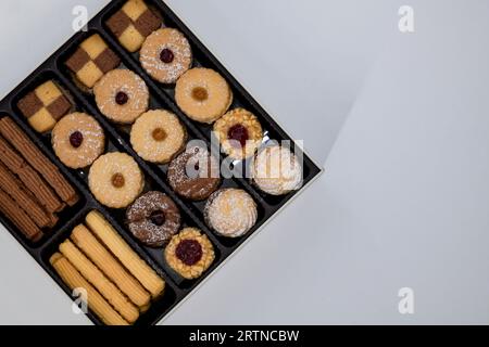 Weihnachten / Diwali Petitfour Blechdose Kekse und Kekse Sortiment. Cookie Box Für Feiertage. Verschiedene hausgemachte Weihnachtskekse in Blechdose. Stockfoto