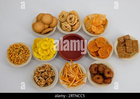 Traditionelle indische Diwali salzige Snacks und Süßigkeiten, Lebensmittel in Schüssel auf einem isolierten Hintergrund ausgestellt und angeordnet. Tamilnadu Snacks für die Diwa Stockfoto