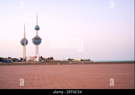 Blick auf die Skyline von Kuwait - mit dem bekanntesten Wahrzeichen von Kuwait City - bei Sonnenuntergang Stockfoto