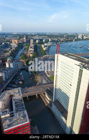 Genießen Sie den Sonnenuntergang in Rotterdam vom Penthouse im Red Apple Gebäude in Wijnhaven. Stockfoto