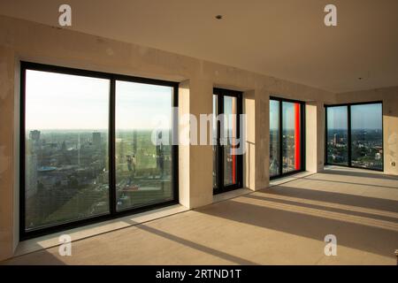 Genießen Sie den Sonnenuntergang in Rotterdam vom Penthouse im Red Apple Gebäude in Wijnhaven. Stockfoto