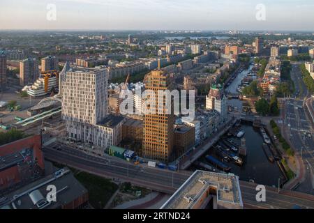 Genießen Sie den Sonnenuntergang in Rotterdam vom Penthouse im Red Apple Gebäude in Wijnhaven. Stockfoto