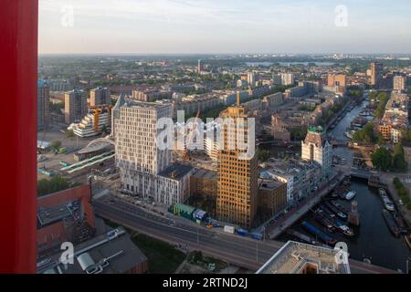 Genießen Sie den Sonnenuntergang in Rotterdam vom Penthouse im Red Apple Gebäude in Wijnhaven. Stockfoto