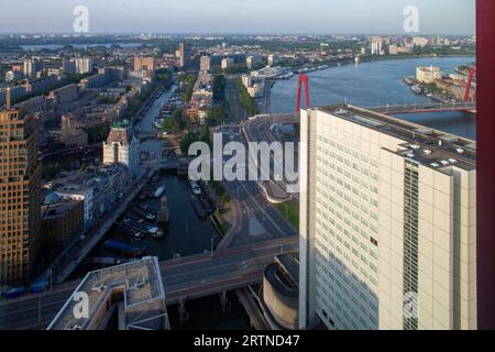 Genießen Sie den Sonnenuntergang in Rotterdam vom Penthouse im Red Apple Gebäude in Wijnhaven. Stockfoto