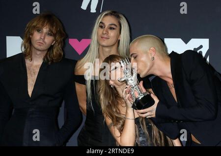 Thomas Raggi, Ethan Torchio, Damiano David und Victoria de Angelis von Maneskin bei der Verleihung der MTV Video Music Awards 2022 im Prudential Center. Newark, 12.09.2023 *** Thomas Raggi, Ethan Torchio, Damiano David und Victoria de Angelis von Maneskin bei den MTV Video Music Awards 2022 im Prudential Center Newark, 12. 09. 2023. Foto: XR.xWagnerx/xFuturexImagex vma 3931 Stockfoto