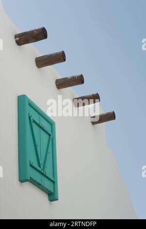 Bodrum, Türkei. April 2022. Stilvolle minimalistische Architektur mit blauem Himmel in der türkischen Hafenstadt Bodrum an der Ägäis. (Credit Image: © John Wreford/SOPA Images via ZUMA Press Wire) NUR REDAKTIONELLE VERWENDUNG! Nicht für kommerzielle ZWECKE! Stockfoto
