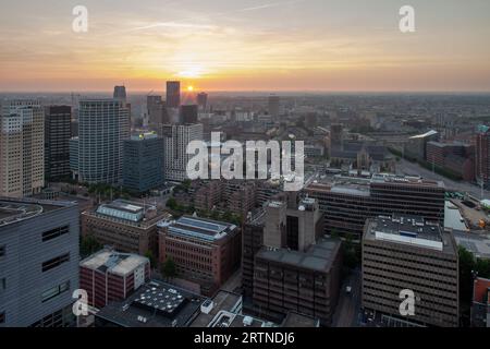 Genießen Sie den Sonnenuntergang in Rotterdam vom Penthouse im Red Apple Gebäude in Wijnhaven. Stockfoto