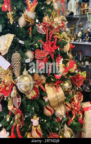 Weihnachtsspielzeug und Souvenirs zur Dekoration, die zum Verkauf im Supermarkt vorbereitet werden. Bunte Vielfalt. Neujahr. Urlaub im Winter. Stockfoto