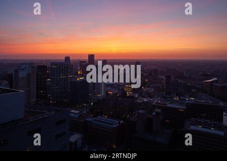 Genießen Sie den Sonnenuntergang in Rotterdam vom Penthouse im Red Apple Gebäude in Wijnhaven. Stockfoto