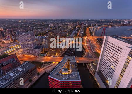 Genießen Sie den Sonnenuntergang in Rotterdam vom Penthouse im Red Apple Gebäude in Wijnhaven. Stockfoto