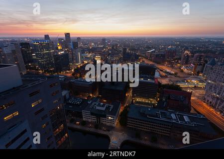 Genießen Sie den Sonnenuntergang in Rotterdam vom Penthouse im Red Apple Gebäude in Wijnhaven. Stockfoto