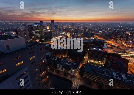 Genießen Sie den Sonnenuntergang in Rotterdam vom Penthouse im Red Apple Gebäude in Wijnhaven. Stockfoto