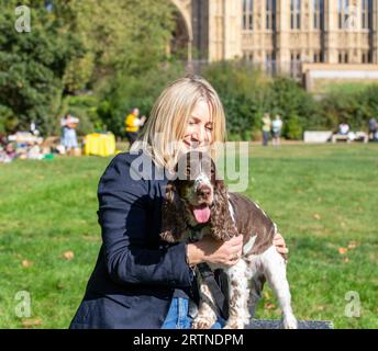 London, Großbritannien. September 2023. Westminster Dog of the Year 2023 Suzanne Webb MP sitzt mit Sidney Pickles, einem Cocker Spaniel, und er ist ein bisschen frech und neigt manchmal zu einem bisschen Heulen und hat eine große Persönlichkeit Credit: Richard Lincoln/Alamy Live News Stockfoto