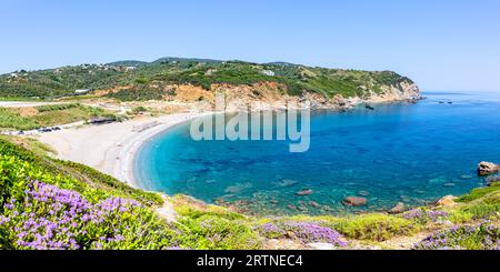 Skiathos, Griechenland - 28. Juni 2023: Beach Xanemos Urlaub Am Meer Auf Der Mittelmeerinsel Panorama Skiathos, Griechenland. Stockfoto