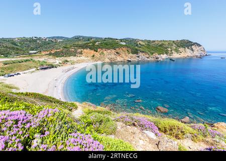 Skiathos, Griechenland - 28. Juni 2023: Beach Xanemos Urlaub Am Meer Auf Der Mittelmeerinsel Skiathos, Griechenland. Stockfoto