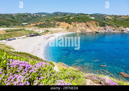 Skiathos, Griechenland - 28. Juni 2023: Beach Xanemos Urlaub Am Meer Auf Der Mittelmeerinsel Skiathos, Griechenland. Stockfoto