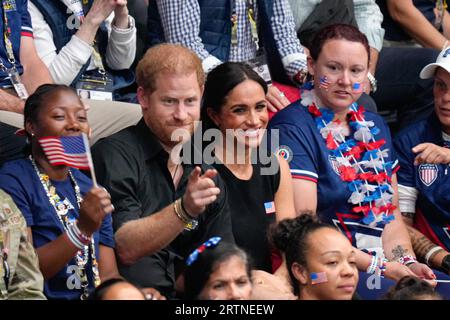 Invictus Games Prinz Harry und Meghan beim Rollstuhl Basketball Finale Prinz Harry, Herzog von Sussex gemeinsam mit Ehefrau Meghan Markle, Herzogin von Sussex beim Rollstuhl-Basketball Finale zwischen Frankreich und der USA im Rahmen der Invictus Games 2023, Düsseldorf, 13.09.2023 Düsseldorf Nordrhein-Westfalen Deutschland *** Invictus Spiele Prinz Harry und Meghan beim Rollstuhl Basketball Finale Prinz Harry, Herzog von Sussex zusammen mit Frau Meghan Markle, Herzogin von Sussex beim Rollstuhl Basketball Finale zwischen Frankreich und den USA während der Invictus Games 2023, Düsseldorf, 13 09 2 Stockfoto