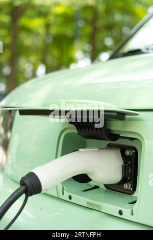 Ein Elektroauto, das vertikal aufgeladen wird Stockfoto