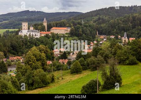 Blick auf Schloss Rozmberk und Dorf Rozmberk nad Vltavou, Tschechische Republik Stockfoto