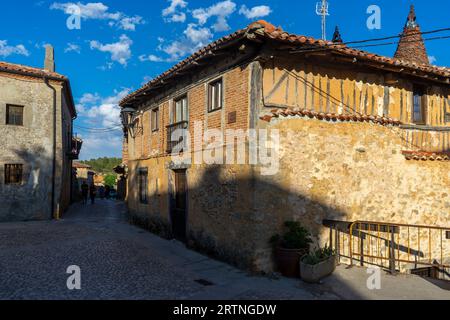 Straße des wunderschönen mittelalterlichen Dorfes Calatañazor in der Provinz Soria, Spanien. Stockfoto