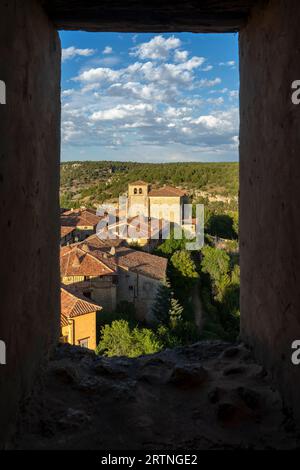 Straße des wunderschönen mittelalterlichen Dorfes Calatañazor in der Provinz Soria, Spanien. Stockfoto