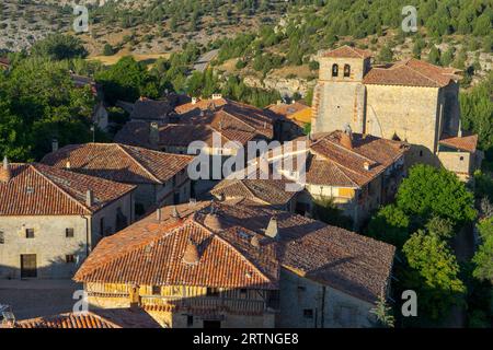 Straße des wunderschönen mittelalterlichen Dorfes Calatañazor in der Provinz Soria, Spanien. Stockfoto