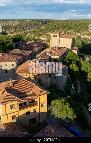 Straße des wunderschönen mittelalterlichen Dorfes Calatañazor in der Provinz Soria, Spanien. Stockfoto