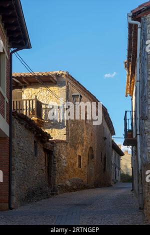 Straße des wunderschönen mittelalterlichen Dorfes Calatañazor in der Provinz Soria, Spanien. Stockfoto