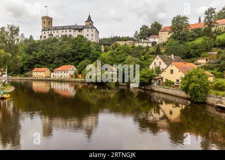 Blick auf Schloss Rozmberk und Dorf Rozmberk nad Vltavou, Tschechische Republik Stockfoto