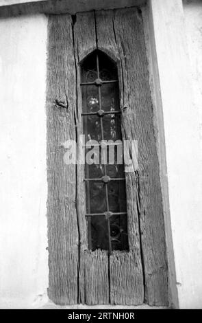 Rebegeşti, Kreis Dambovita, Rumänien, 1996. Fenster von St. Die orthodoxe Kirche Nicolas Christian ist ein historisches Denkmal aus dem 17. Jahrhundert. Stockfoto