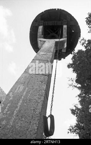 Rebegeşti, Kreis Dambovita, Rumänien, 1996. Die Glocke von St. Die orthodoxe Kirche Nicolas Christian. Stockfoto