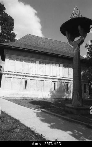 Rebegeşti, Kreis Dambovita, Rumänien, 1996. Blick von außen auf St.. Die orthodoxe Kirche Nicolas Christian, ein historisches Denkmal aus dem 17. Jahrhundert, mit der Glocke auf der rechten Seite. Stockfoto