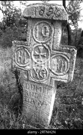 Rebegeşti, Kreis Dambovita, Rumänien, 1996. Ein Steinkreuz aus dem 19. Jahrhundert in St. Die orthodoxe Kirche Nicolas Christian. Stockfoto