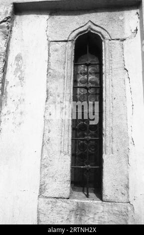 Rebegeşti, Kreis Dambovita, Rumänien, 1996. Fenster von St. Die orthodoxe Kirche Nicolas Christian ist ein historisches Denkmal aus dem 17. Jahrhundert. Stockfoto