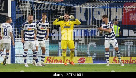 firo: 25.08.2023, Fußball, 3. Liga, 3. Bundesliga, Saison 2023/2024, MSV Duisburg - SSV Ulm 1846 1:1 Torwart Vincent MULLER, Duisburg, Gesture, mit Marvin KNOLL, Marvin SENGER und Tobias FLECKSTEIN Stockfoto