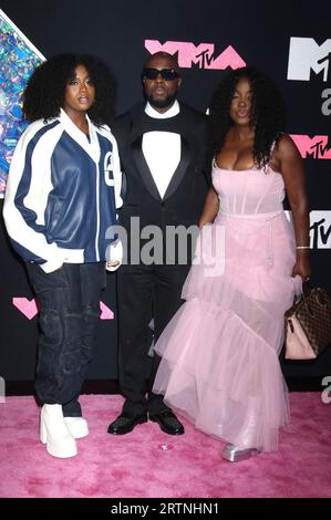 Wyclef Jean mit Ehefrau Angelina Claudinelle Jean und Tochter Claudinette Jean bei der Verleihung der MTV Video Music Awards 2022 im Prudential Center. Newark, 12.09.2023 *** Wyclef Jean mit Ehefrau Angelina Claudinelle Jean und Tochter Claudinette Jean bei den MTV Video Music Awards 2022 im Prudential Center Newark, 12 09 2023. Foto: XR.xWagnerx/xFuturexImagex vma 3744 Stockfoto