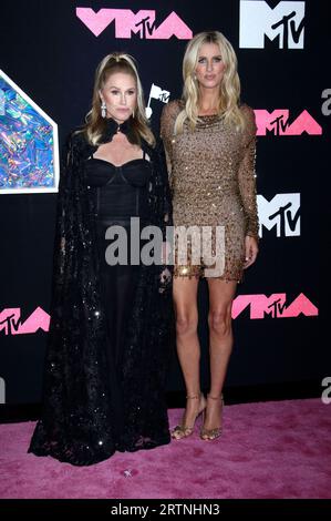 Kathy Hilton mit Tochter Nicky Hilton Rothschild bei der Verleihung der MTV Video Music Awards 2022 im Prudential Center. Newark, 12.09.2023 *** Kathy Hilton mit Tochter Nicky Hilton Rothschild bei den MTV Video Music Awards 2022 im Prudential Center Newark, 12 09 2023. Foto: XR.xWagnerx/xFuturexImagex vma 3752 Stockfoto