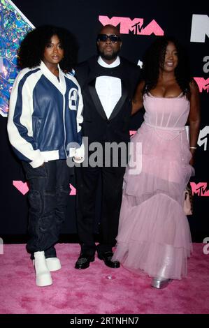 Wyclef Jean mit Ehefrau Angelina Claudinelle Jean und Tochter Claudinette Jean bei der Verleihung der MTV Video Music Awards 2022 im Prudential Center. Newark, 12.09.2023 *** Wyclef Jean mit Ehefrau Angelina Claudinelle Jean und Tochter Claudinette Jean bei den MTV Video Music Awards 2022 im Prudential Center Newark, 12 09 2023. Foto: XR.xWagnerx/xFuturexImagex vma 3745 Stockfoto