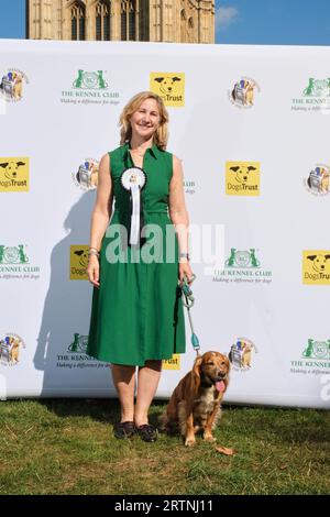 Anna McMorrin konkurriert mit Cadi, Working Coker Spaniel, beim Westminster Dog of the Year-Wettbewerb, der gemeinsam von Dogs Trust und dem Kennel Club organisiert wird, außerhalb des House of Parliament in London. Bilddatum: Donnerstag, 14. September 2023. Stockfoto