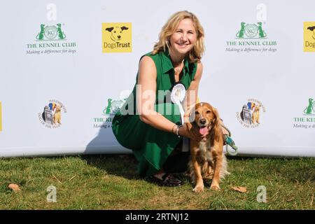 Anna McMorrin konkurriert mit Cadi, Working Coker Spaniel, beim Westminster Dog of the Year-Wettbewerb, der gemeinsam von Dogs Trust und dem Kennel Club organisiert wird, außerhalb des House of Parliament in London. Bilddatum: Donnerstag, 14. September 2023. Stockfoto