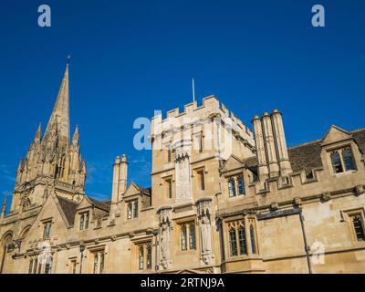 University Church of St Mary the Virgin and All Souls College, (weltweit härteste Aufnahmeprüfung) University of Oxford, Oxford, England, Großbritannien, GB. Stockfoto