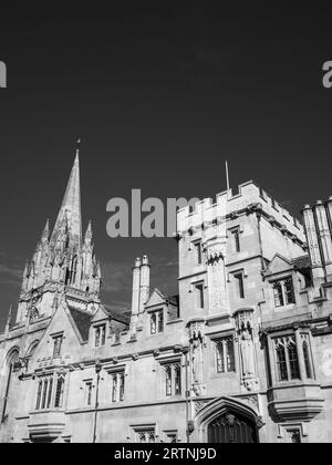 University Church of St Mary the Virgin and All Souls College, (weltweit härteste Aufnahmeprüfung) University of Oxford, Oxford, England, Großbritannien, GB. Stockfoto