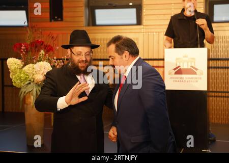 Rabbiner Yehuda Teichtal, Aiman Mazyek Empfang jüdisches Neujahrsfest Rosch Haschana, am 13.09.2023 in Berlin, Jüdische Gemeinde Chabad Lubawitsch, Deutschland *** Rabbi Yehuda Teichtal, Aiman Mazyek Empfang jüdisches Neujahr Rosch Haschanah, am 13 09 2023 in Berlin, Jüdische Gemeinde Chabad Lubavitch, Deutschland Stockfoto